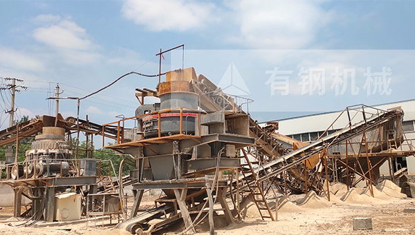 湖北黄石城中建设改造，日产千吨石头打沙机生产线昼夜运作